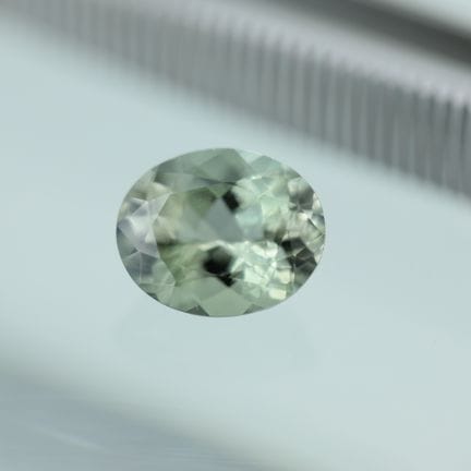 TURMALINA VERDE CON REFLEJOS LIGERAMENTE DORADOS d
