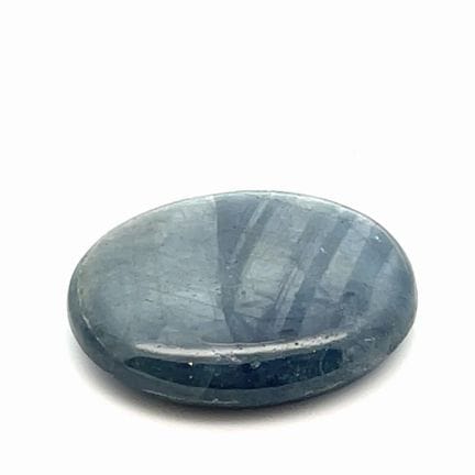 CABOCHON DE SAPHIR opaque roche-mère présentant de