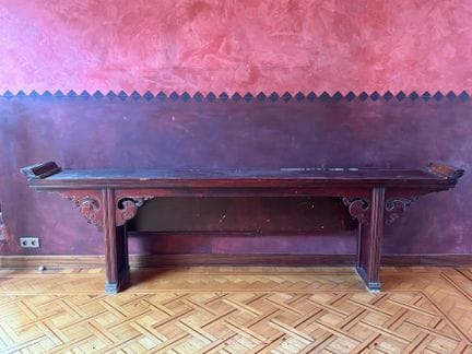 CHINE. 
Importante console style Ming reposant sur