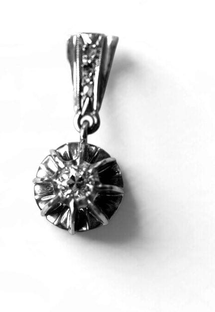 PENDENTIF en or blanc 18k (750 millièmes) ornée d'