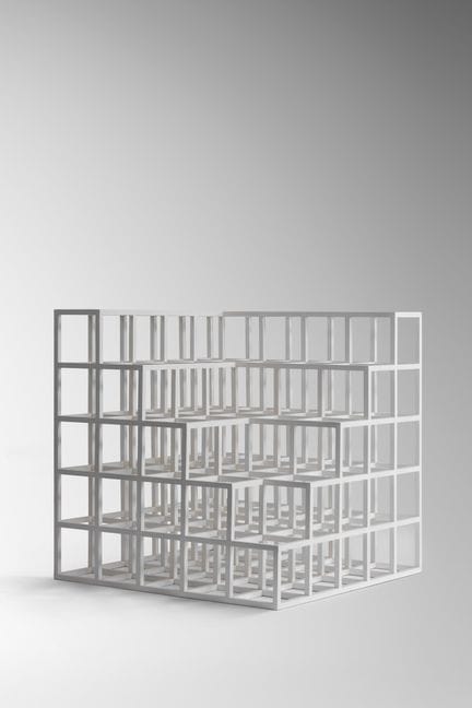 索尔·勒维特（美国，1928—2007）
基于五个模块的立方体结构——1973年
彩漆木
62 × 