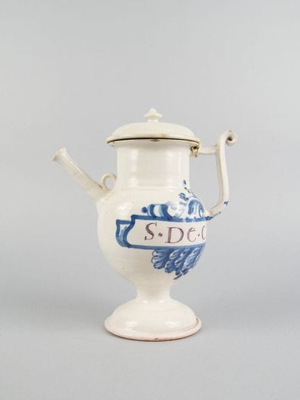 MONTPELLIER 
Capretta in maiolica smaltata con dec