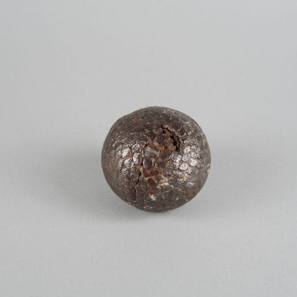 Antique studded pétanque ball.
Diameter: approx. 9