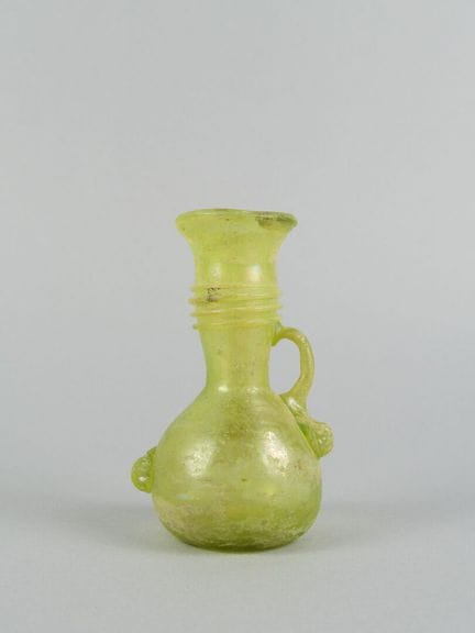 Vaso in vetro giallo con riflessi iridescenti, nel
