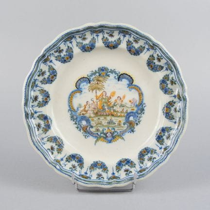 MOUSTIERS
Piatto in maiolica smaltata con bordo de