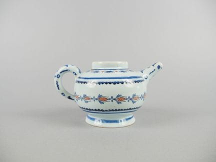 ROUEN
Théière en faïence émaillée à décor en camaï