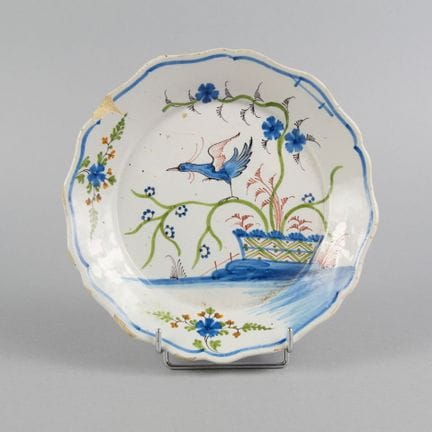 LA ROCHELLE
Glazed earthenware plate with a scallo