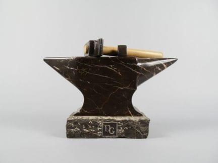 Scultura raffigurante un'incudine e un martello, r