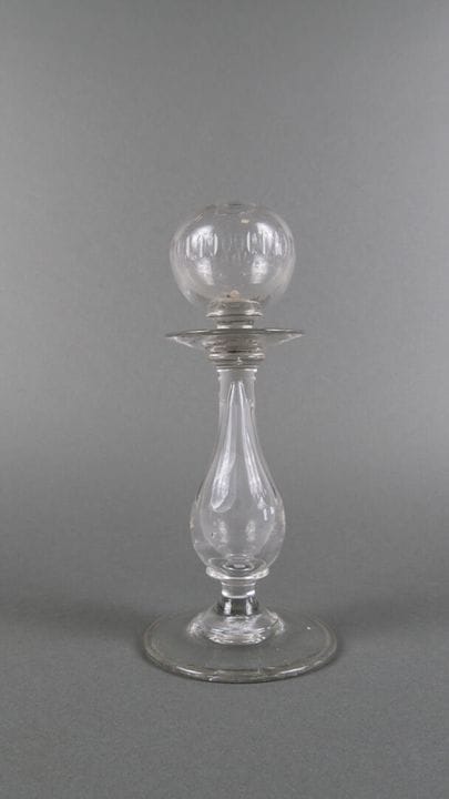 Lace-maker-style glass oil lamp.
H. approx. 27.5 c