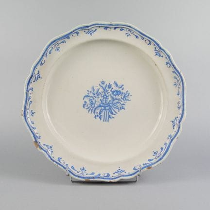 SOUTHWEST
Round glazed earthenware plate with a sc