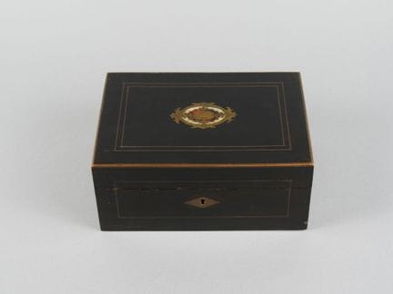 Small Napoleon III-style jewelry box made of venee