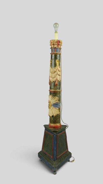 Pique-cierge en bois sculpté polychrome, fût centr