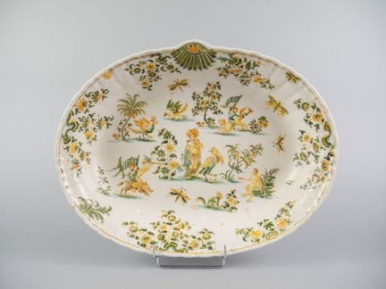 MOUSTIERS
Vaso ovale in maiolica smaltata con deco