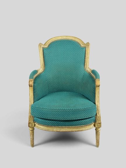 Bergère en hêtre mouluré, sculpté et rechampi gris