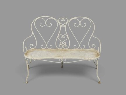 Banc de jardin en métal laqué blanc à décor ajouré