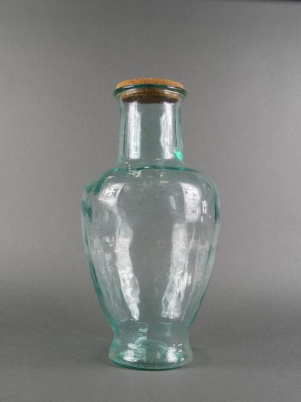 Grand pot couvert en verre.
H. 51 cm environ (avec