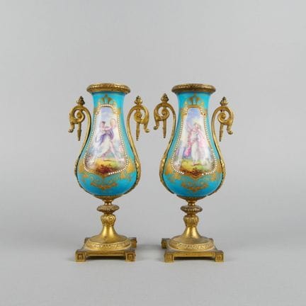 SEVRES, dans le gout de. Paire de cassolettes de f