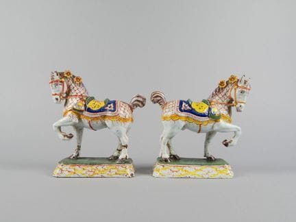 DELFT, dans le goût de
Paire de chevaux en faïence