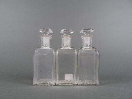 3 glass vials. "BL" monogram on the base.
Height: 