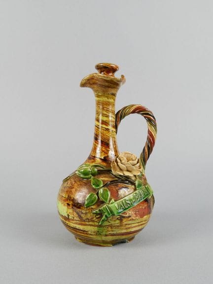 PICHON a Uzès. Caraffa “Vals Les Bains” in terraco