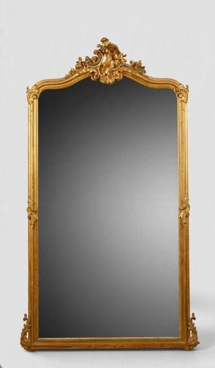 Miroir en bois et stuc doré à décor rocaille centr