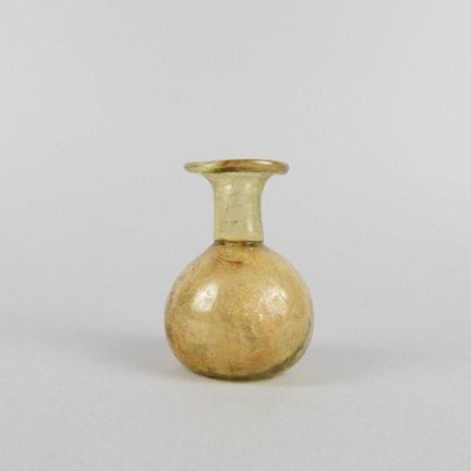 Vaso in vetro in stile “verrerie de fouille”.
Alte