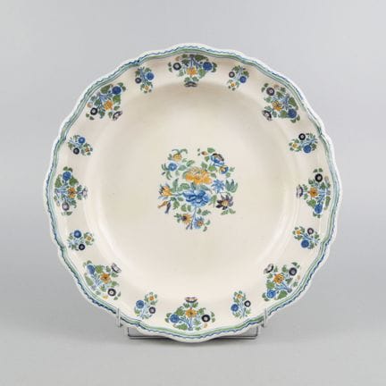 MOUSTIERS
Piatto rotondo in maiolica smaltata con 