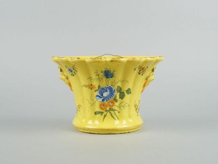MONTPELLIER, in stile
Vaso da appoggio con forma a