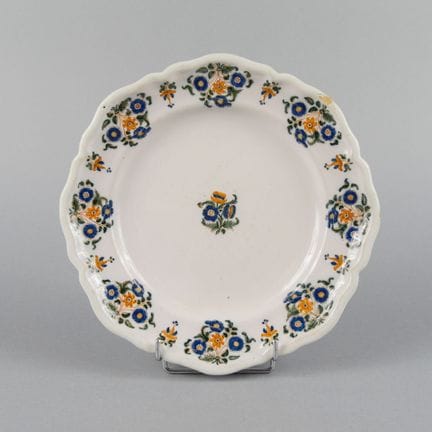 MOUSTIERS
Assiette en faïence émaillée à bord chan
