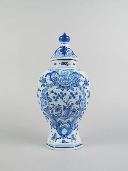 DELFT
Potiche balustre couverte en faïence émaillé