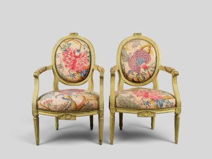 Paire de fauteuils cabriolets en bois mouluré scul