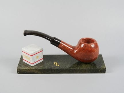 Sculpture à décor d'une pipe et d'un pot à tabac s