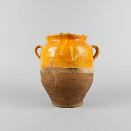 Vaso con due manici in terracotta parzialmente sma