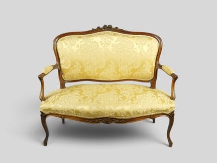 Banquette en bois de style Louis XV. Garniture en 