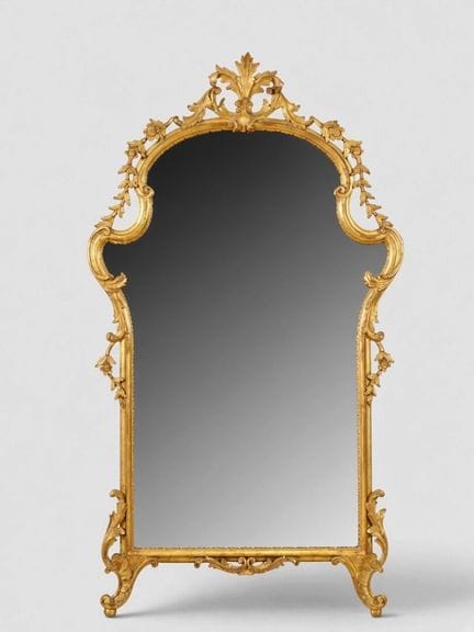 Miroir en bois sculpté doré, fronton orné de panac
