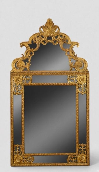 Miroir à fronton sommé d'un large panache bordé de
