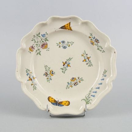 MIDI
Piatto in maiolica smaltata con bordo ondulat