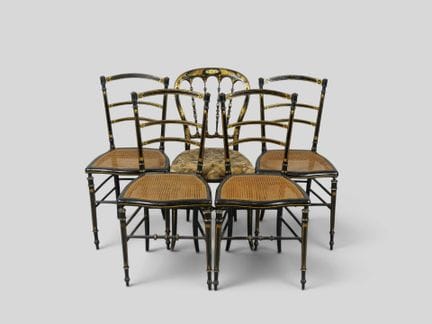 Suite de 4 chaises à bandeaux, assise à fond de ca