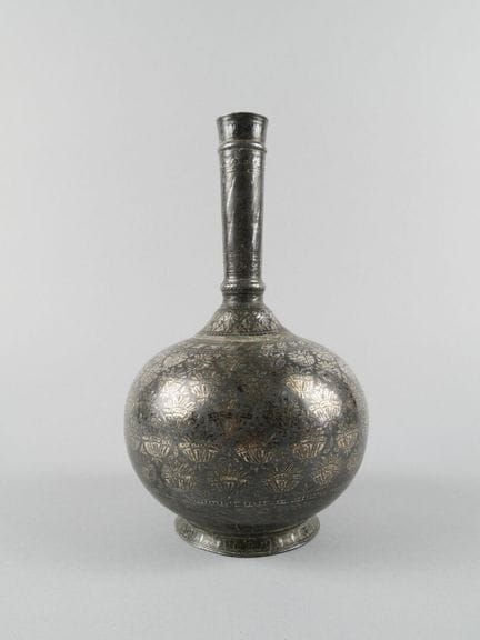 INDIA. 
Vaso in bidri. Corpo globulare e collo cil