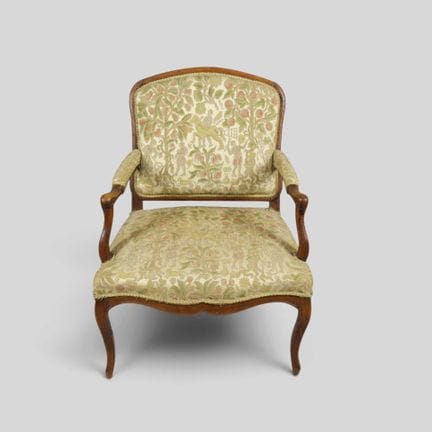 Fauteuil à dossier droit en noyer mouluré et sculp