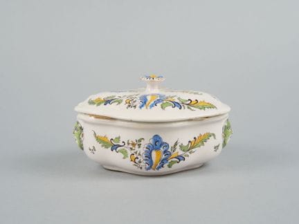 MOUSTIERS
Zuccheriera con coperchio in maiolica sm
