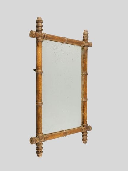 Specchio in legno effetto bambù.
Circa 62 x 40 cm

