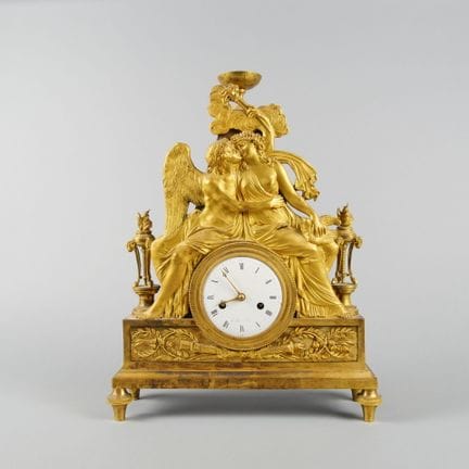 Pendule XIXe en métal doré à décor de Cupidon et P
