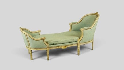 Chaise longue en bois sculpté et laqué blanc et do