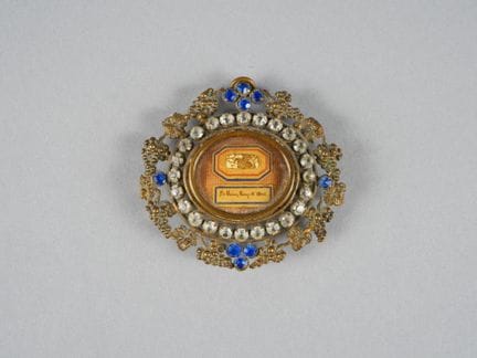 "Ste Claire Vierge à l'enfant". Ancien médaillon r