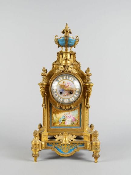 Orologio da tavolo in bronzo decorato con placche 