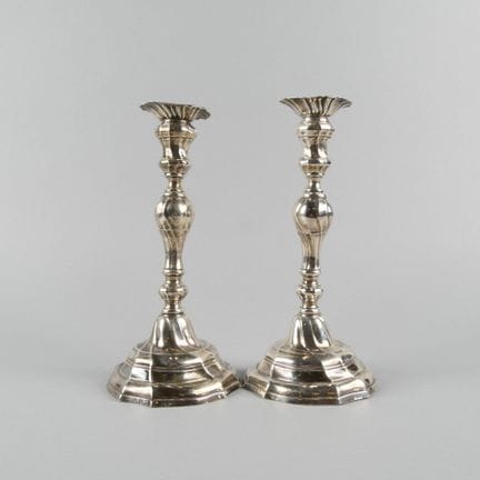 Paire de bougeoirs en argent.
Poinçons coq, 2e tit