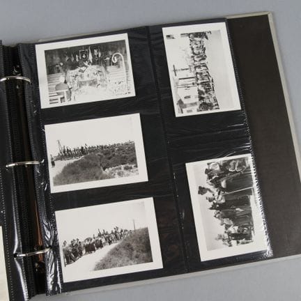 Album contenant 300 tirages en noir et blanc (dont