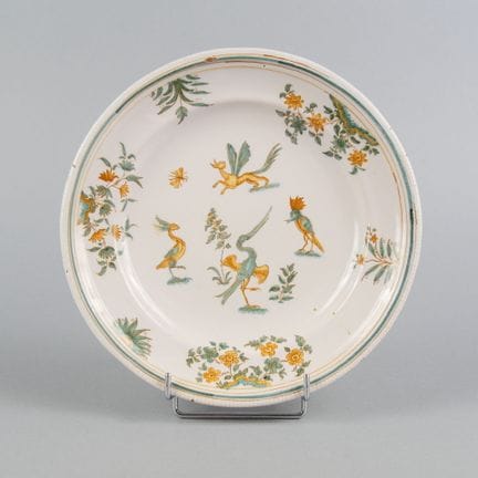 MOUSTIERS
Assiette en faïence émaillée à décor en 