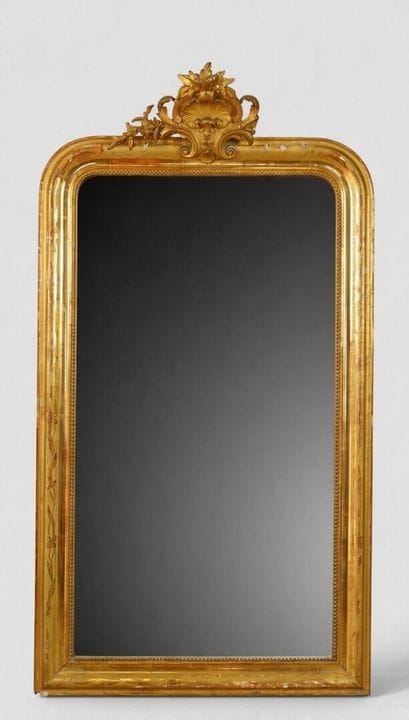 Miroir en bois et stuc doré à fronton orné d'une c